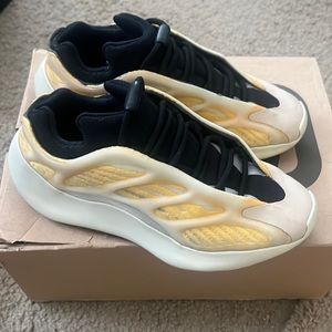 Men yeezy 700 v3